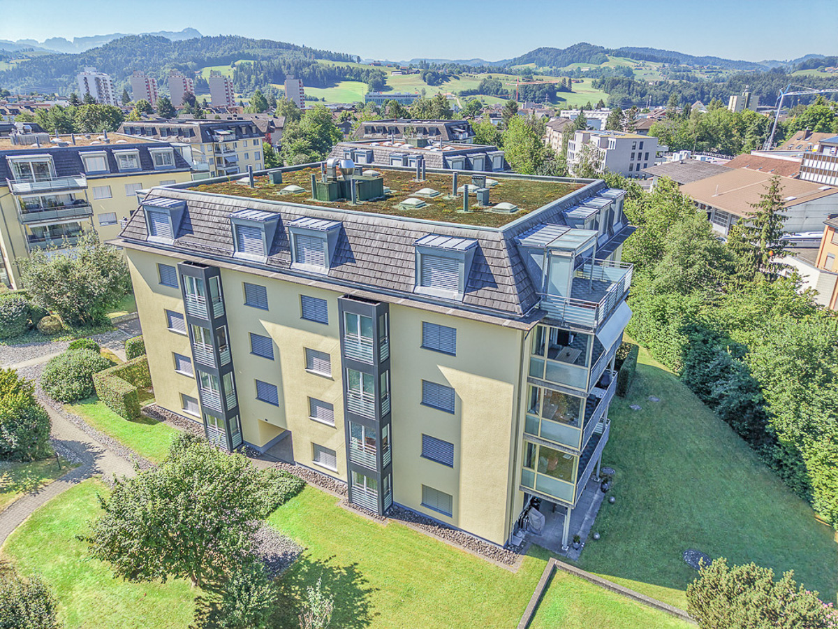 Überbauung Mehrfamilienhaus von aussen im Grünen in Gossau