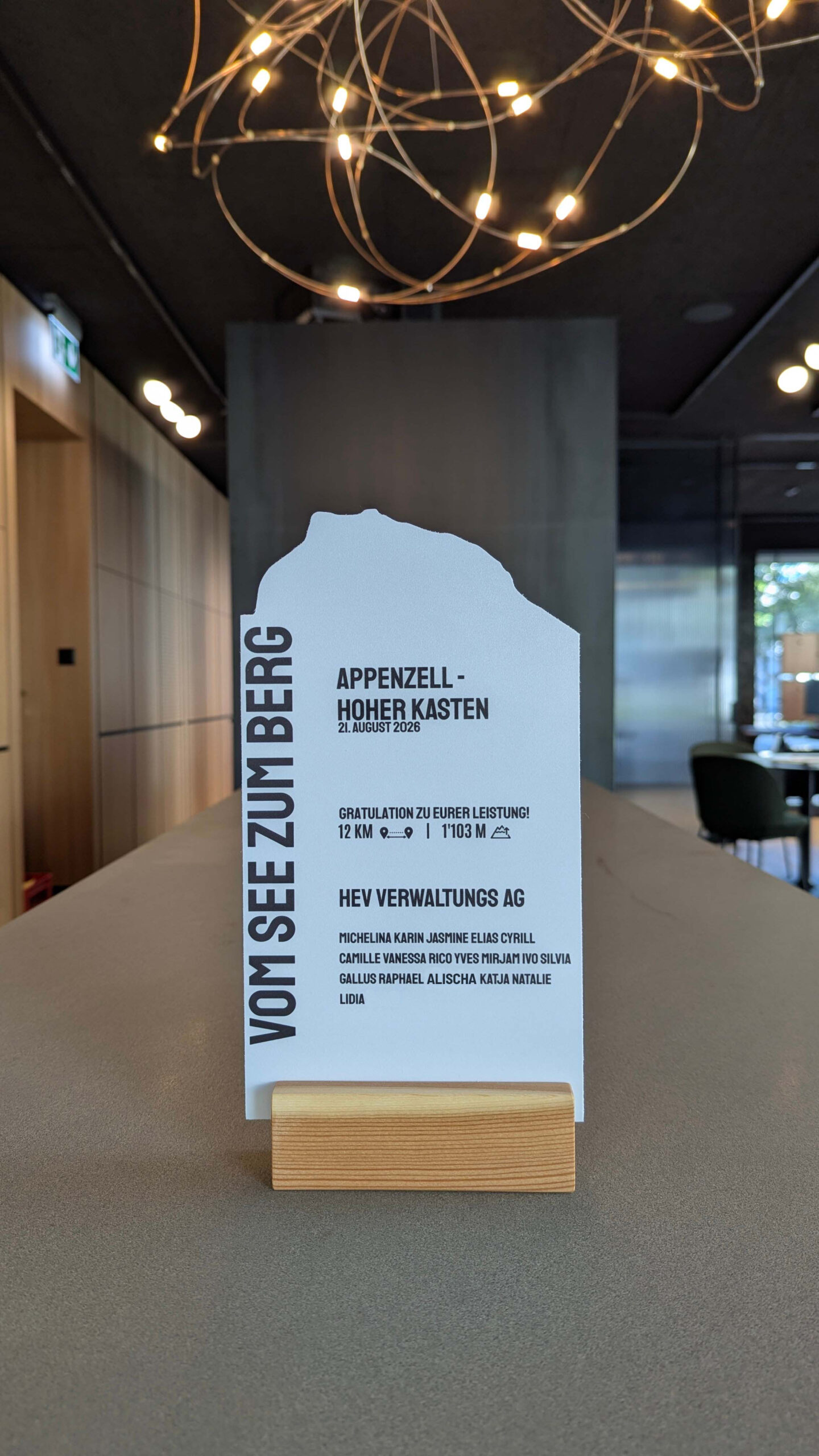 Pokal bearbeitet Teamanlass vom See zum Berg Wanderung HEV Verwaltungs AG St. Gallen