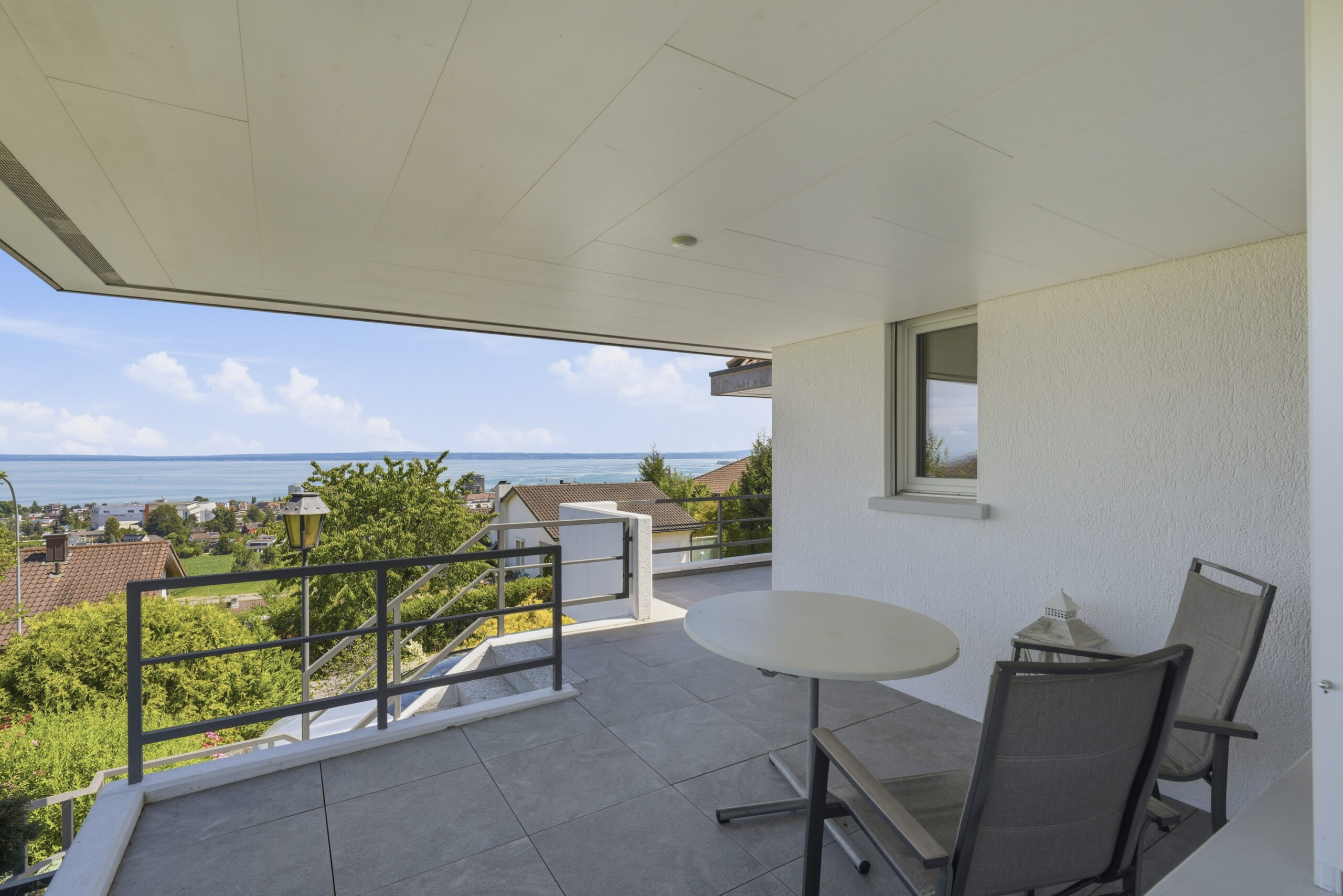 16_Terrasse überdacht mit Aussicht EFH in Goldach vermittelt durch die HEV Verwaltungs AG